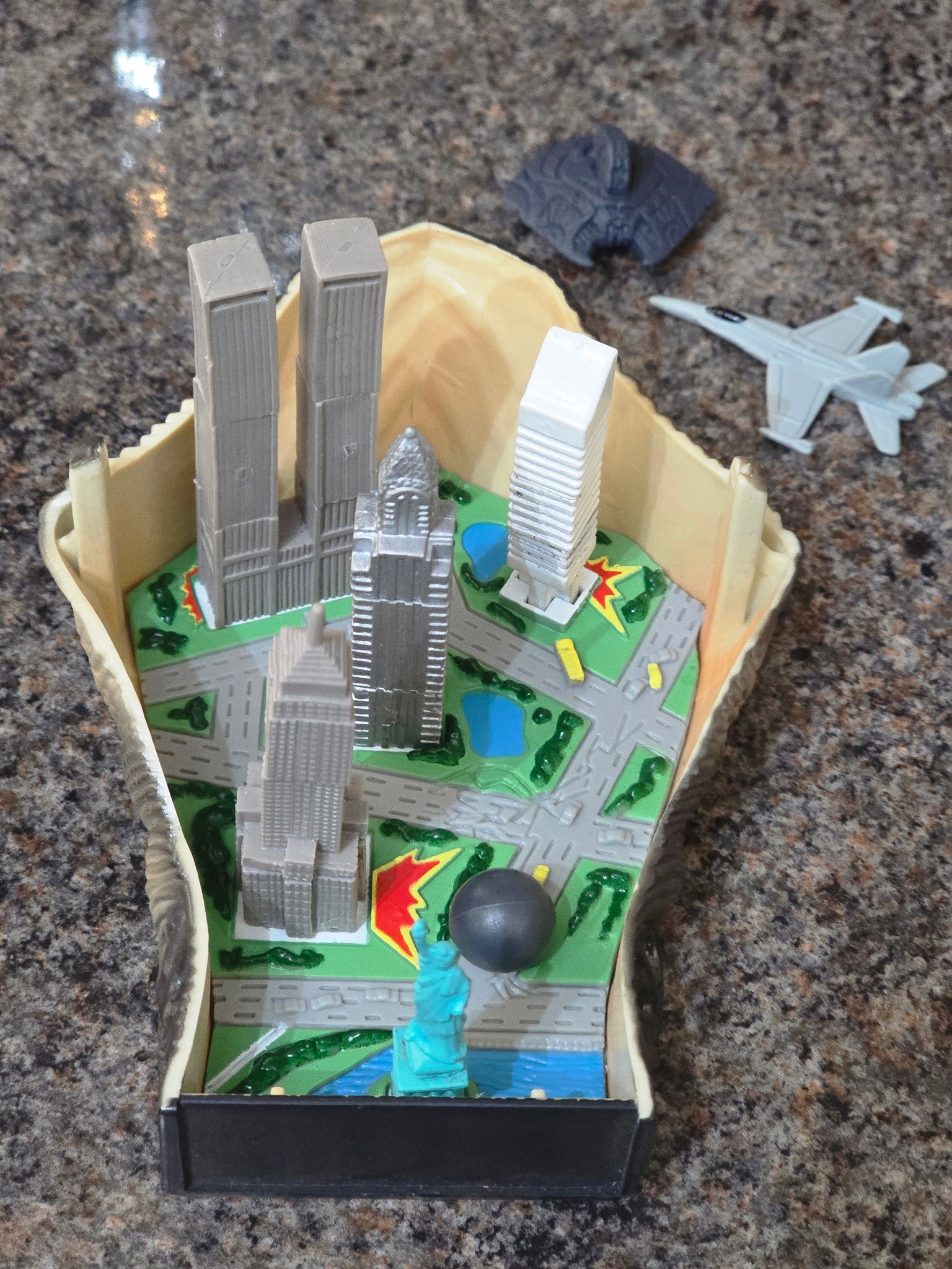 A 1996 trendmaster independence day new york city micro battle