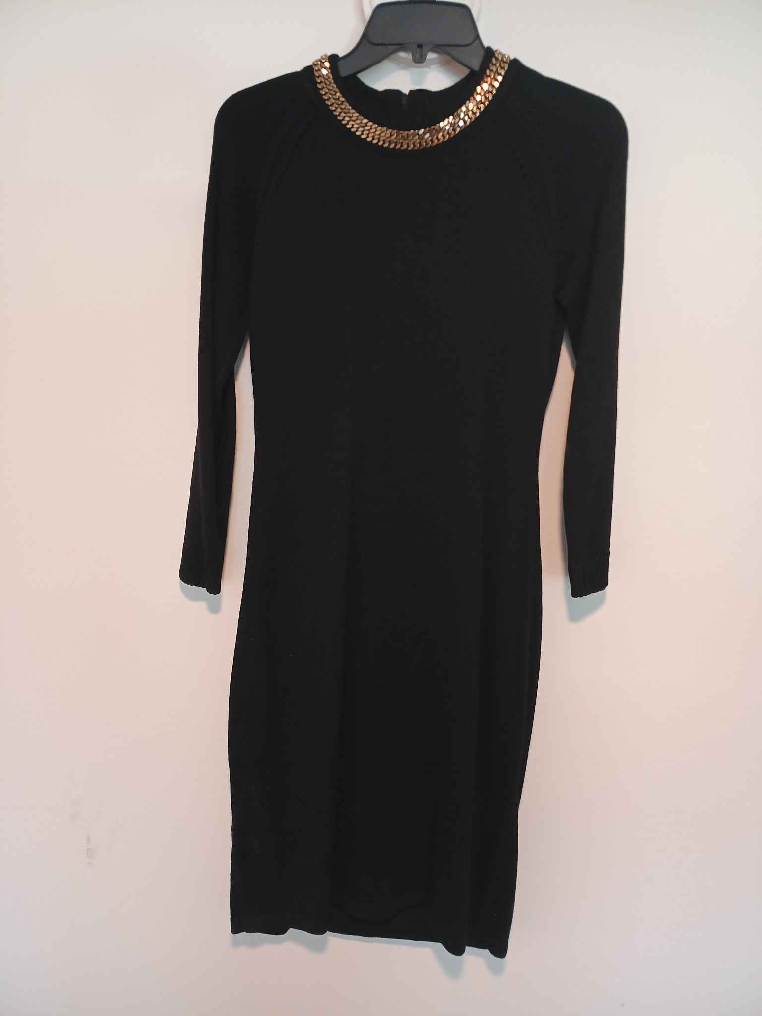 calvin klein black dress with gold chain Elegant sweater is a gold-tone link neckline. This long-sleeve knit dress is a size S and has a back zipper closure Collaboration Picks