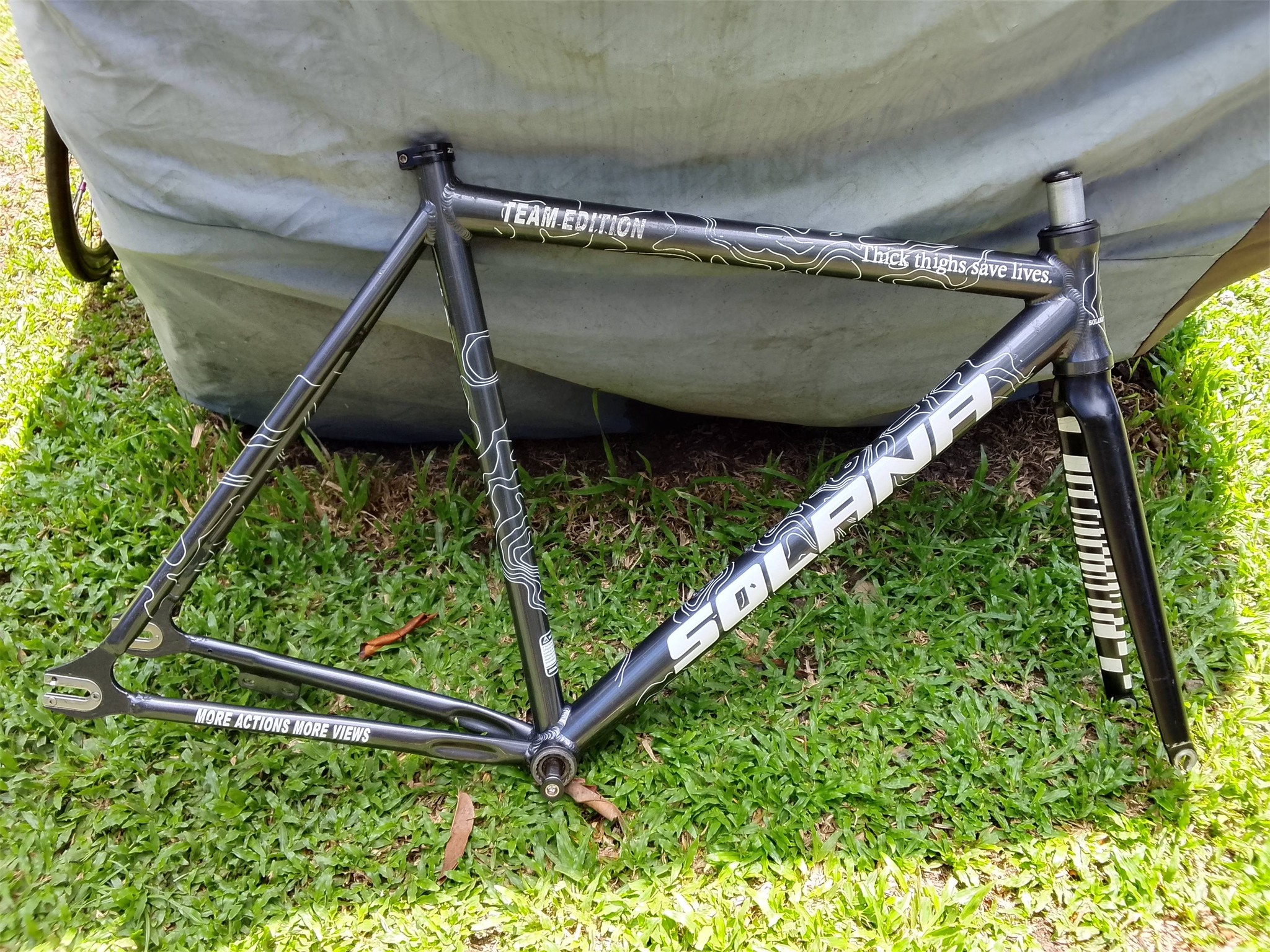 MTB frameset with alloy fork and cockpit components