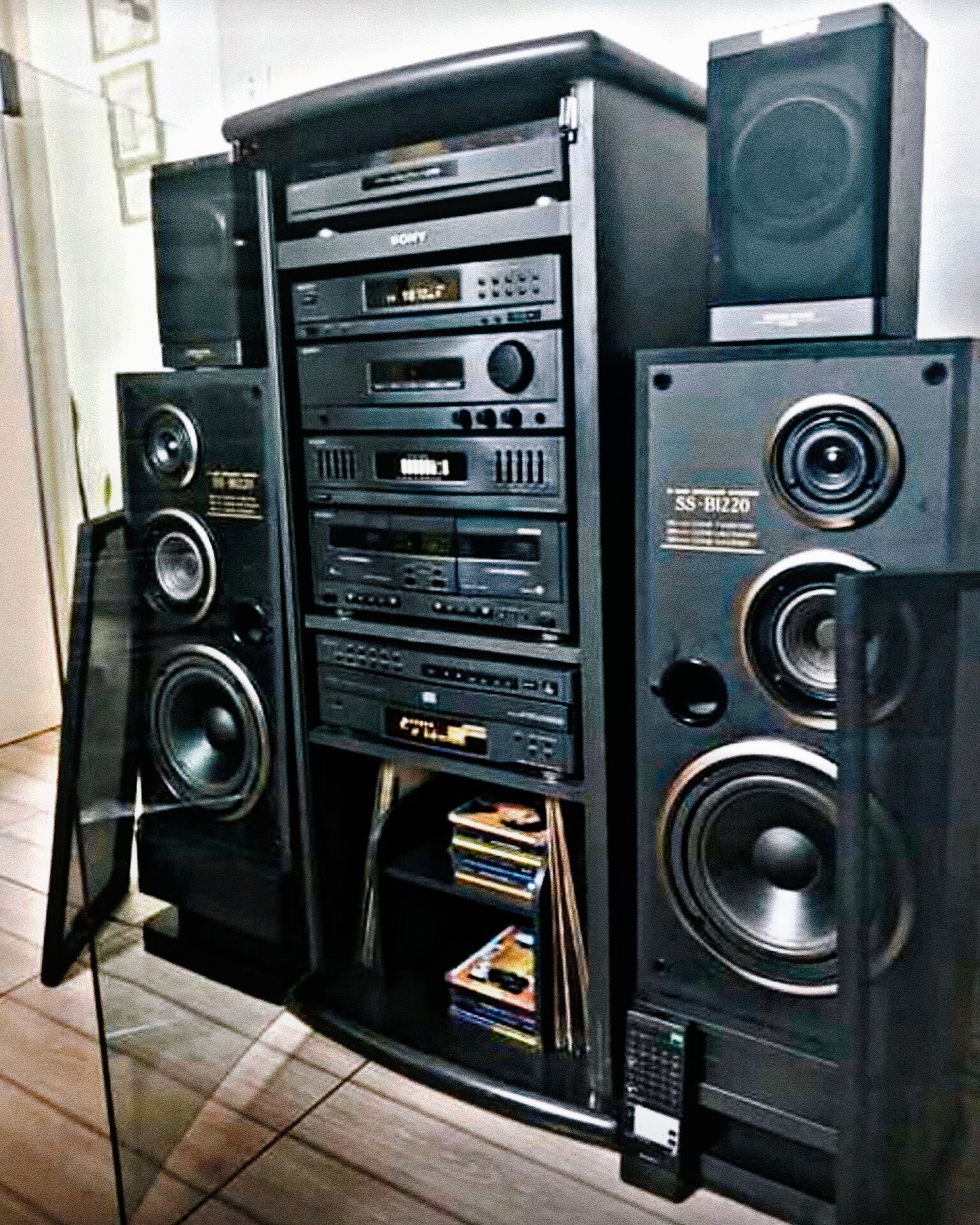 Sony SS-V725AV stereo system.