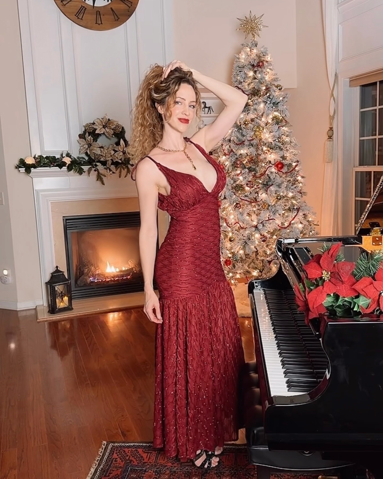 Here's a little holiday photoshoot by me and the tripod!! 😅 I got this dress for Christmas and I really like the color. I wore it in my previous reel. Which photo