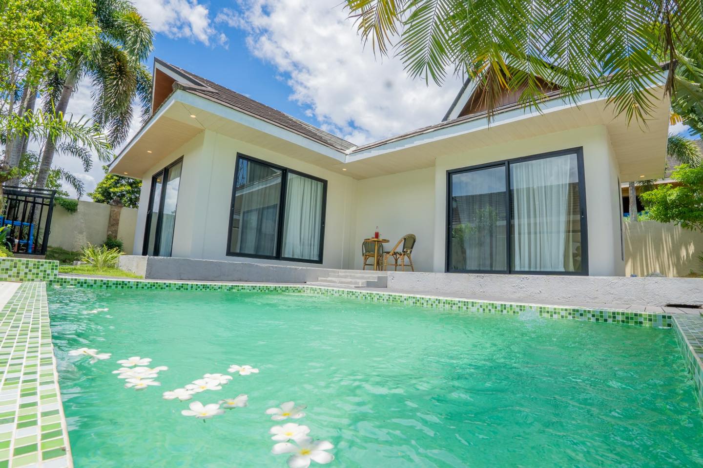 Villa Del Rey Hotel and Resort | Pili