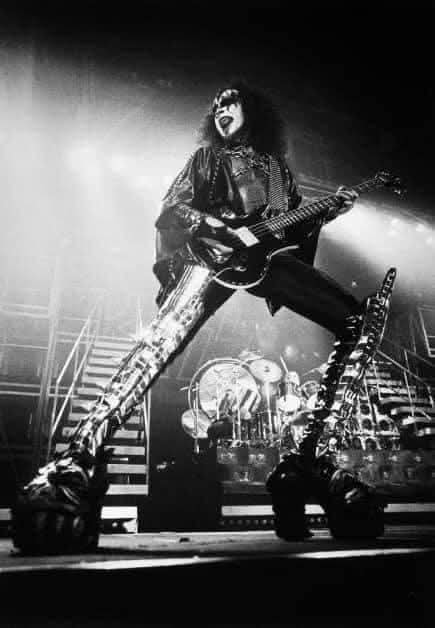 Black - #KISStory 22 de dezembro de 1977 KISS se apresentou no The ...