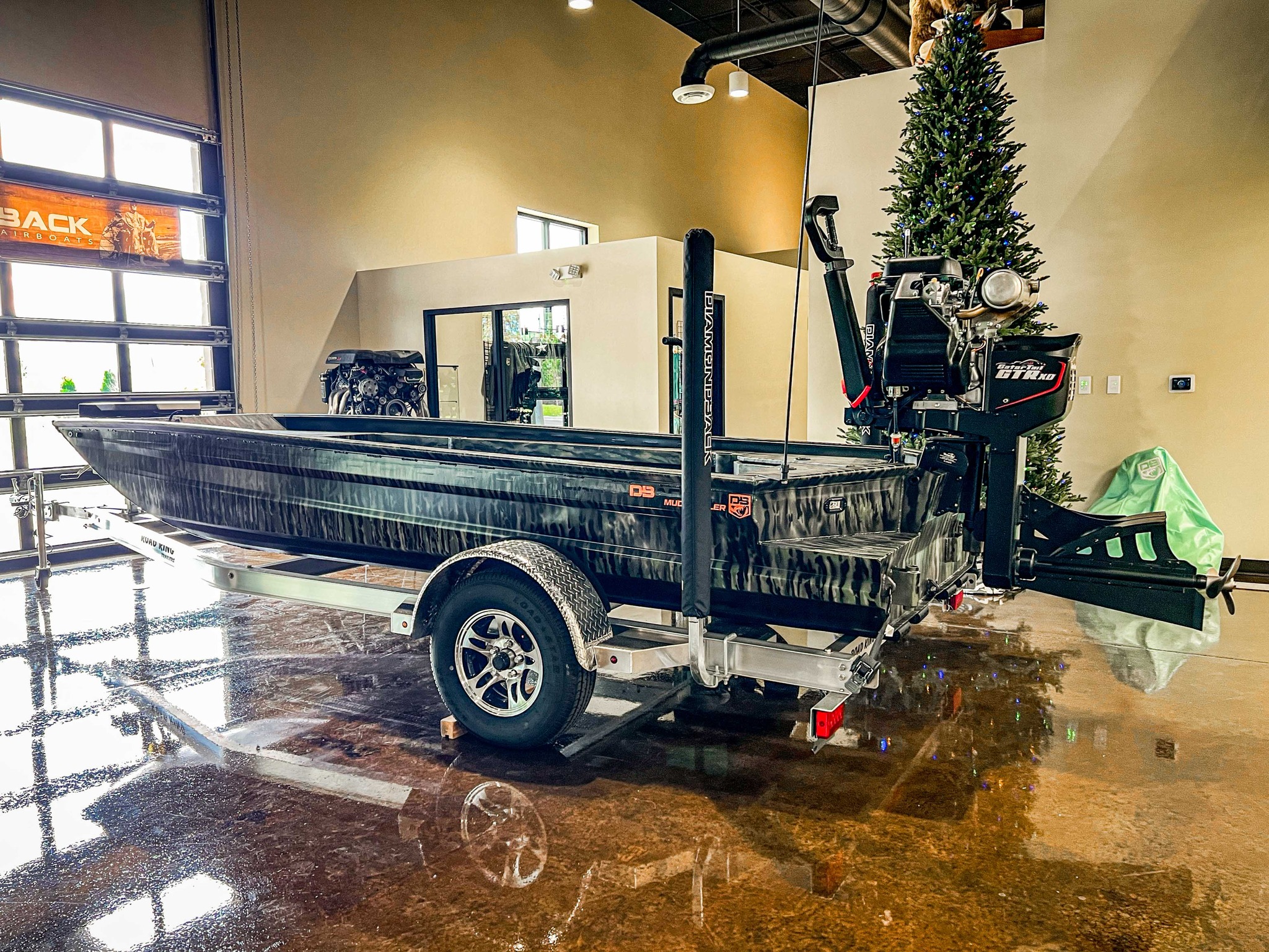 キャプテン3点 Diamondback Mud Rattler boat with Realtree paint job and Gator