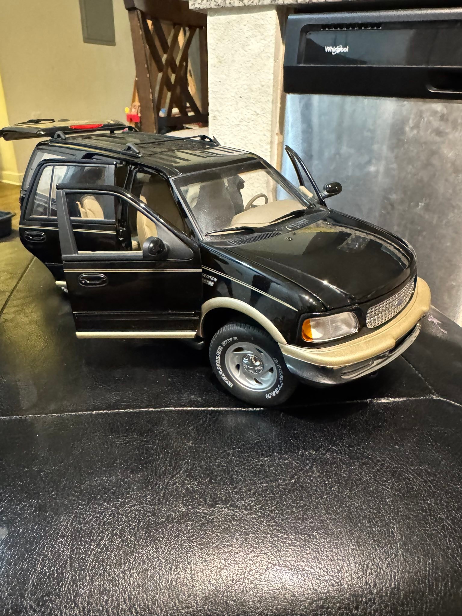 Ford Expedition Eddie Bauer by UT Models 1:18 scale