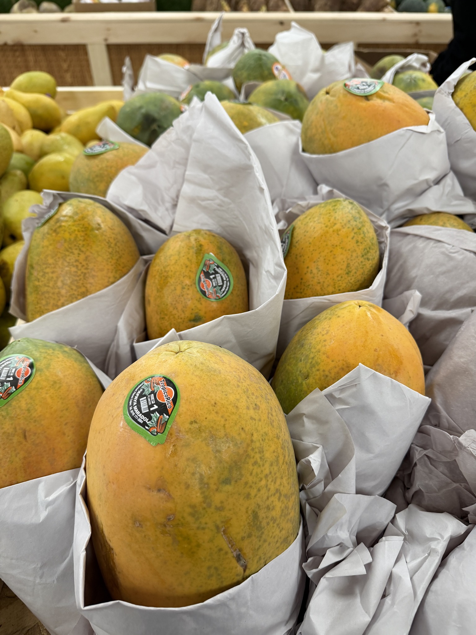HANH PHUC MARTパパイヤ Fresh fruit in the house! Yellow papaya: $1.49/lbs Yellow sweet