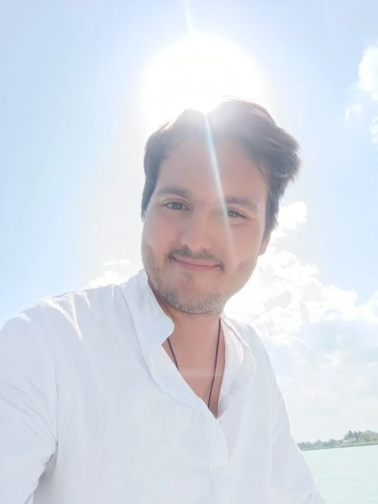 🏔️ A hegy nem sietett. Viharok jöttek, évszakok múltak, a világ folyton ...