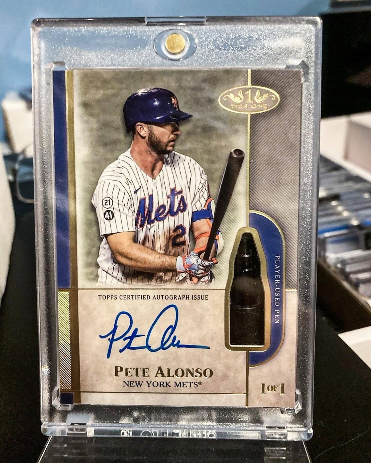 This 1-of-1 Pete Alonso card holds the pen he used to sign the 