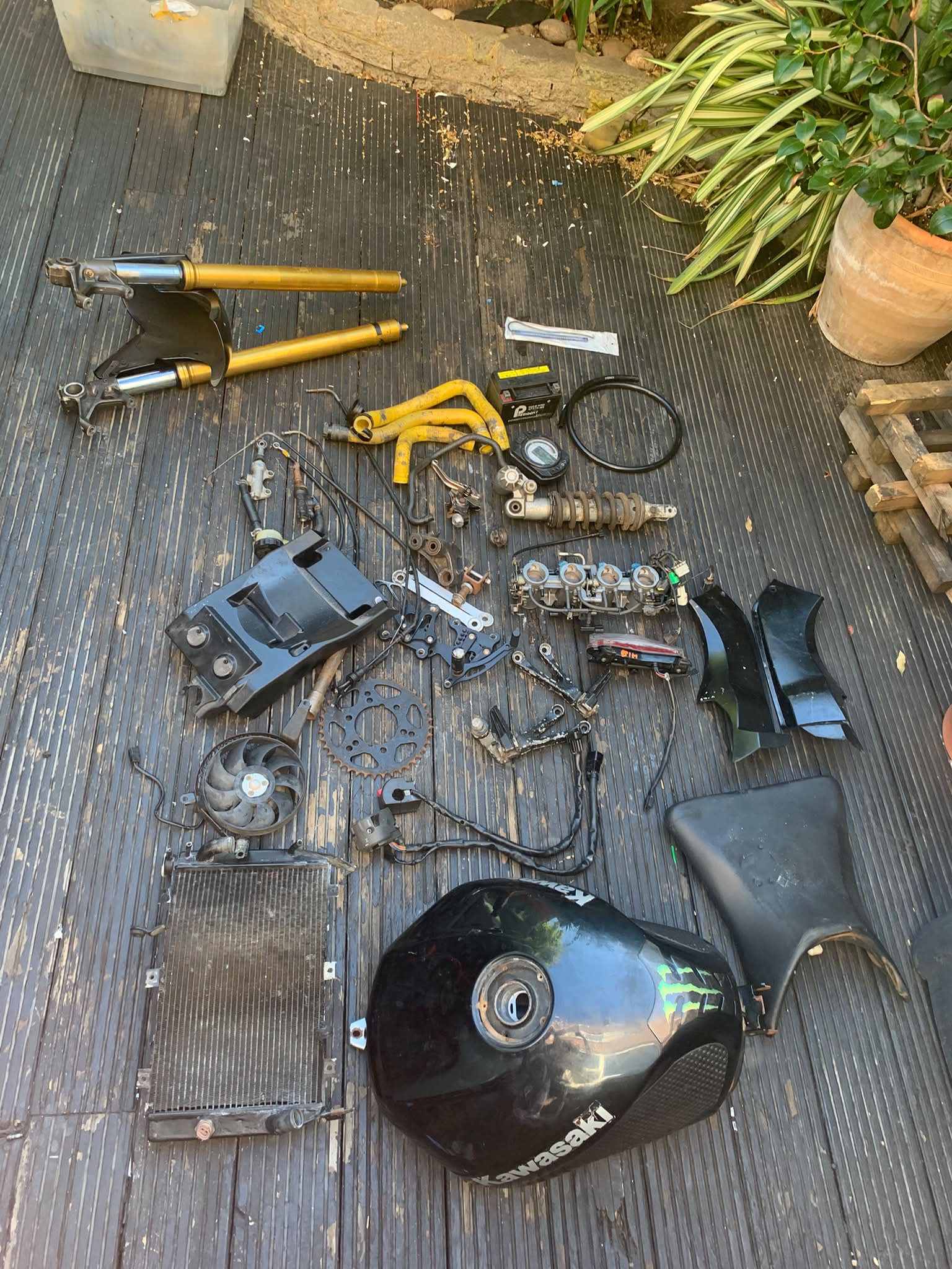What is the circled part in a Kawasaki ZX6R's damaged chain system?