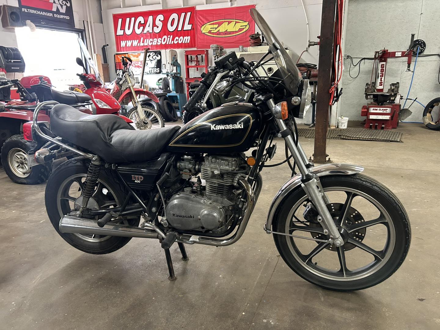 j*k様 オールドLucasiキュー Kawasaki KZ400 LTD bike in for new tires