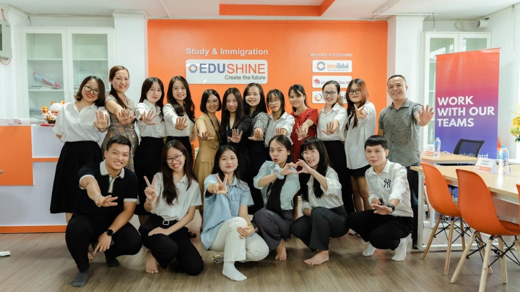 Các bậc phụ huynh và các bạn học sinh... - Edushine Education | Facebook