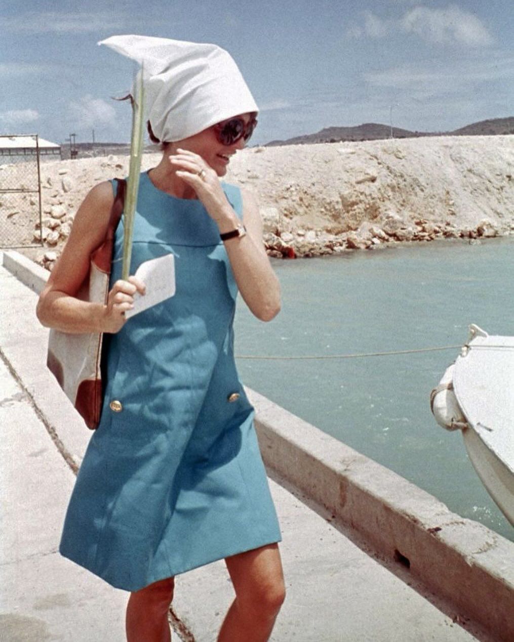 jackie kennedy green dress in — radiant in a sleeveless summer dress, her elegance softened by candid laughter and quiet reflection. Even in casual moments, she embodied a timeless grace that turned everyday life Ropa