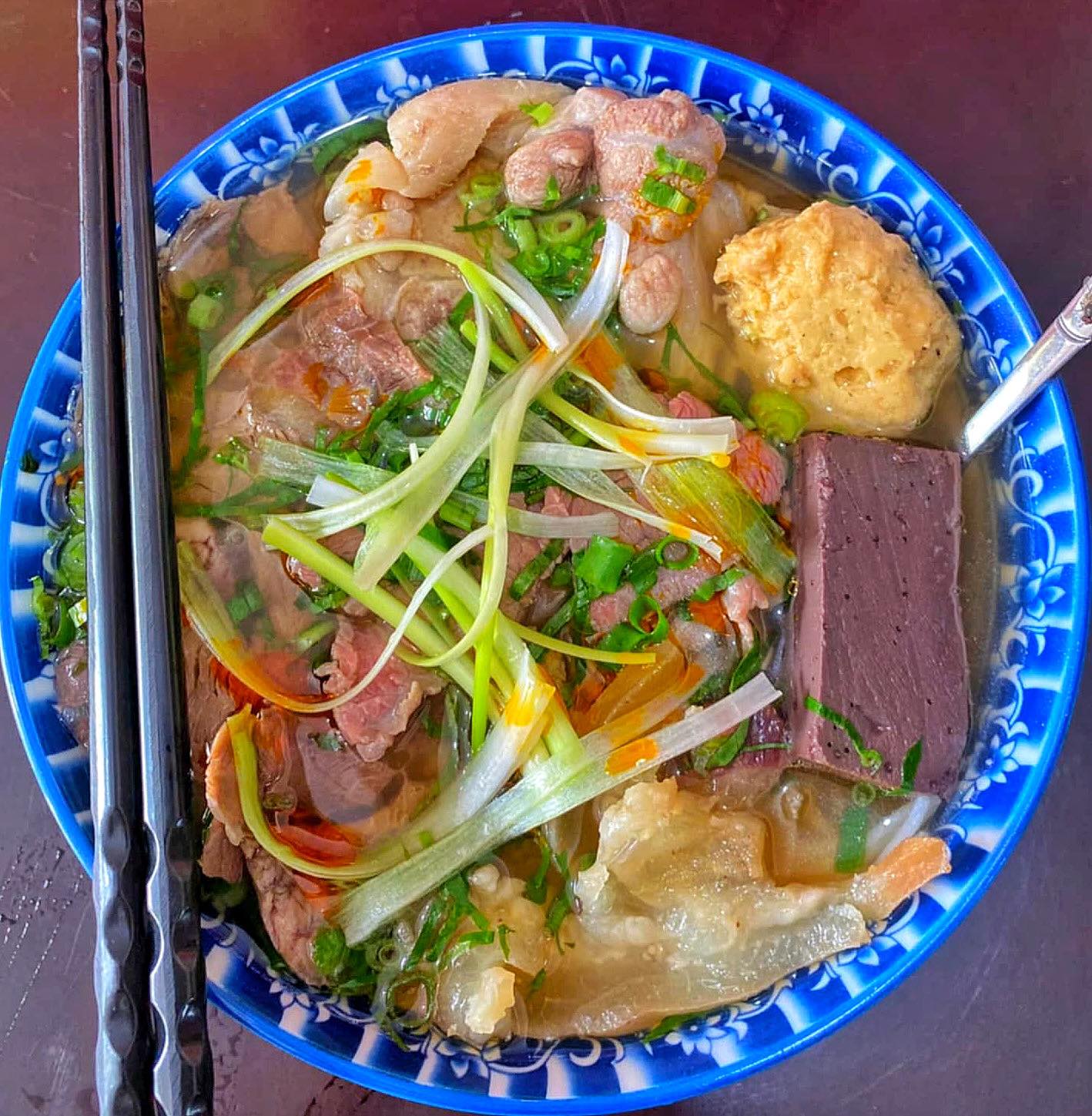 Bún Bò Huế Cung Đình | Vinh