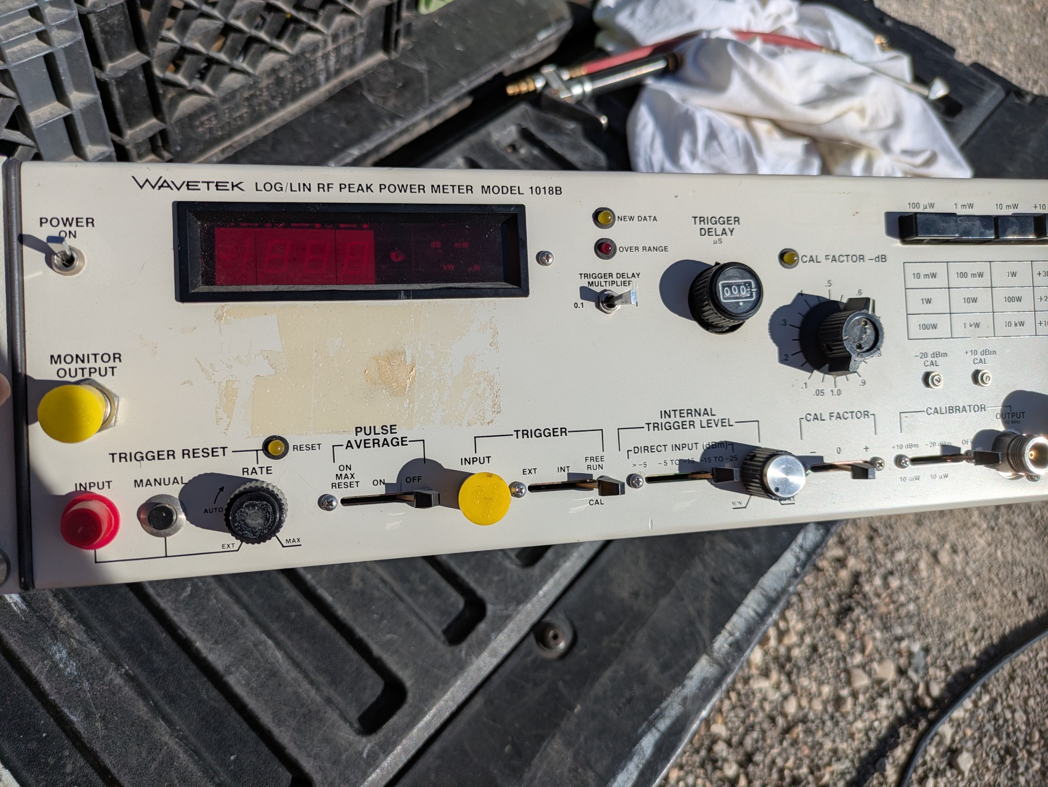 What is a Wavetek 1018B digital peak power meter used for?