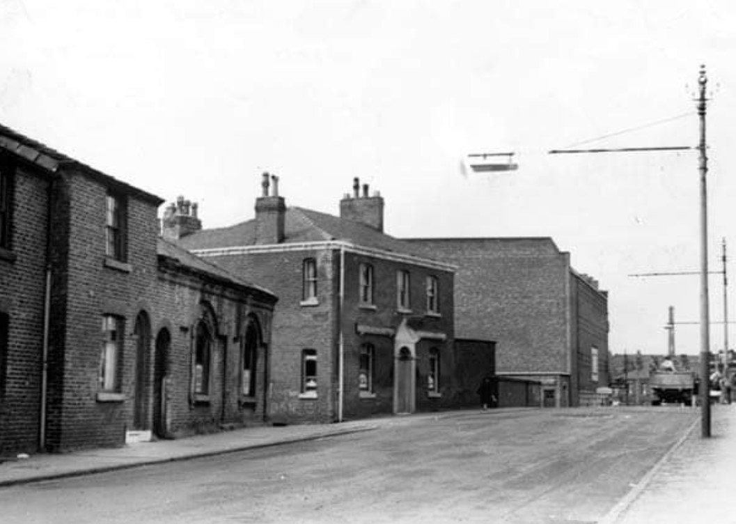 oldham-s-past-hollins-road-the-crown-mitre-pub-on-the-left-facebook