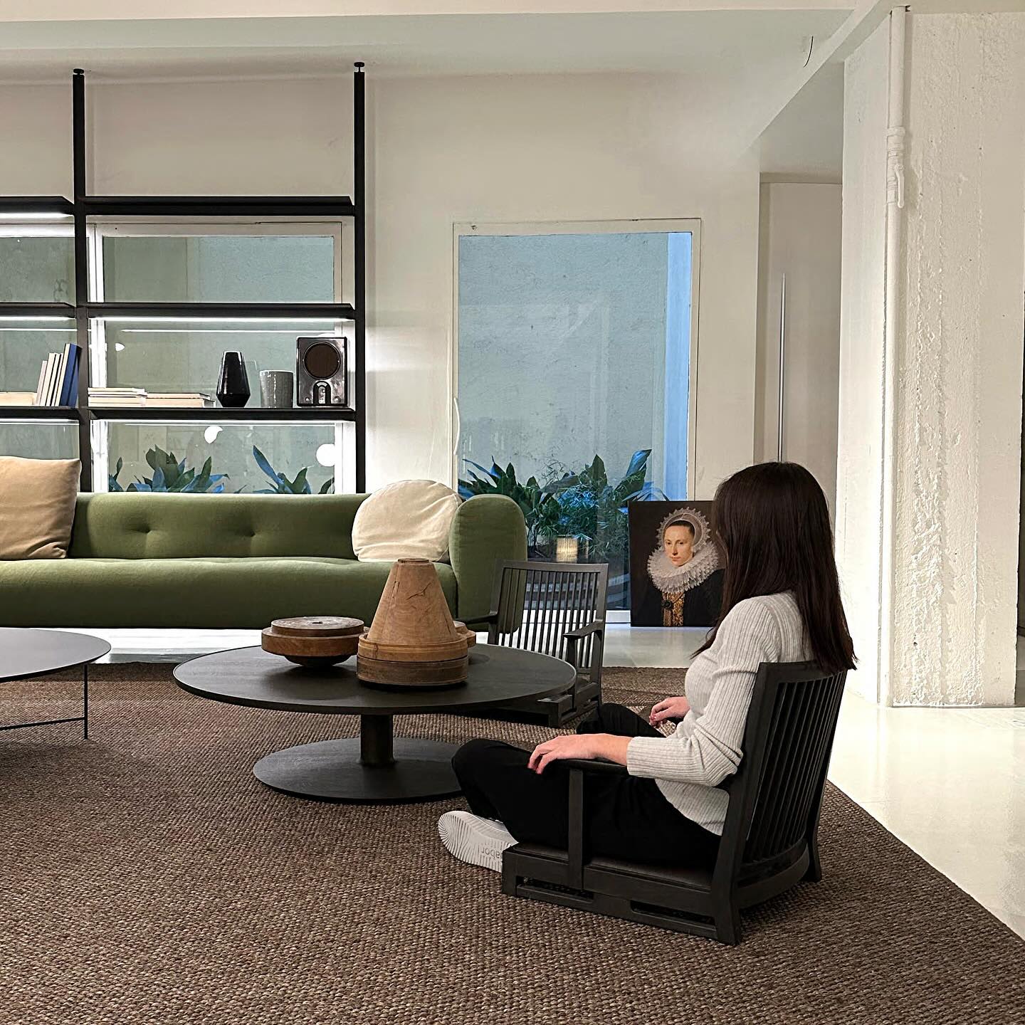 Ein Zaisu ist ein traditioneller japanischer Stuhl ohne Beine, der direkt auf dem Boden verwendet wird. Der Japanese Liku Chair aus der Time&Style Edition vereint dieses traditionelle Konzept mit einem zeitgenössischen Twist