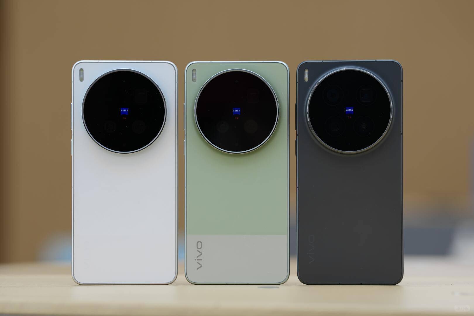 Vivo X300 Ultra ថ្មី​ China 12/256G = 1049$ 16/512G = 1199$ 16 