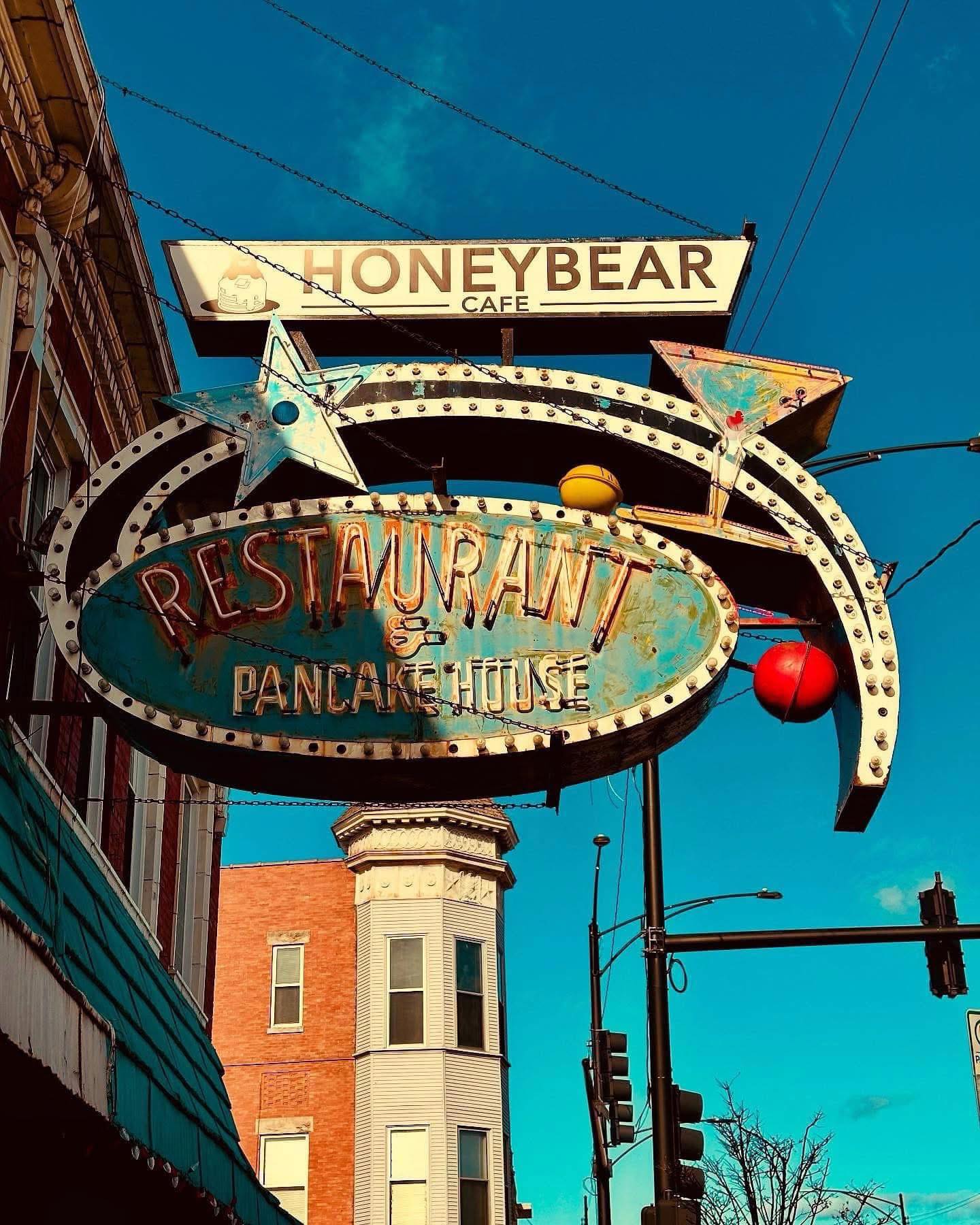Let's go to Honeybear Cafe! 🍯🧸🍳 📍 7036 N. Clark St., Chicago