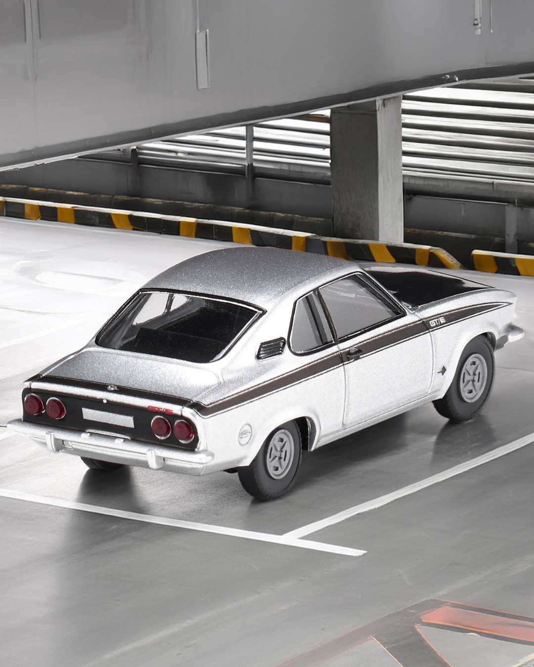 Miniature WIKING Opel Manta A GT/E Argent Et Noir échelle 1/87 - Réf. WIK082712, Neuve
