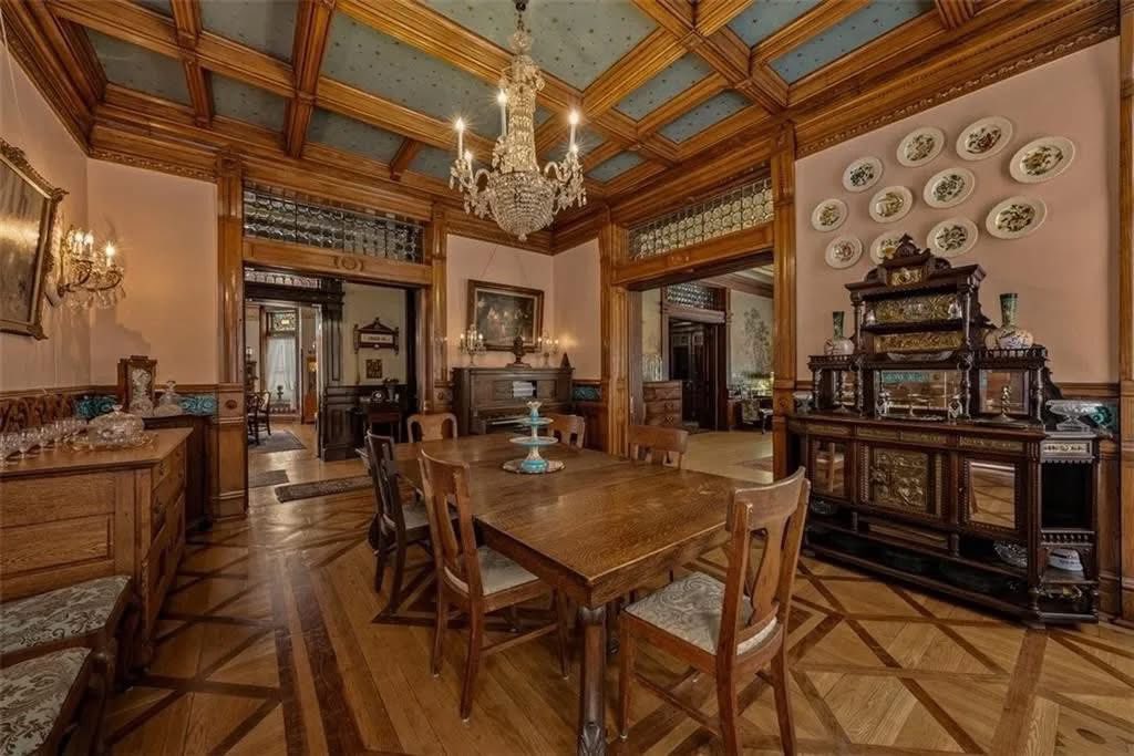 Old - Shakespeare Chateau Inn and Gardens, located in the historic Hall ...