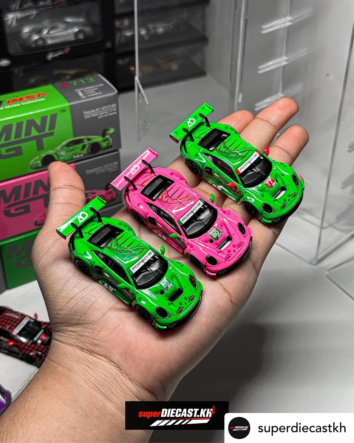 First Look 👀] Porsche 911 GT3R FALKEN with the Racing Pit Garage