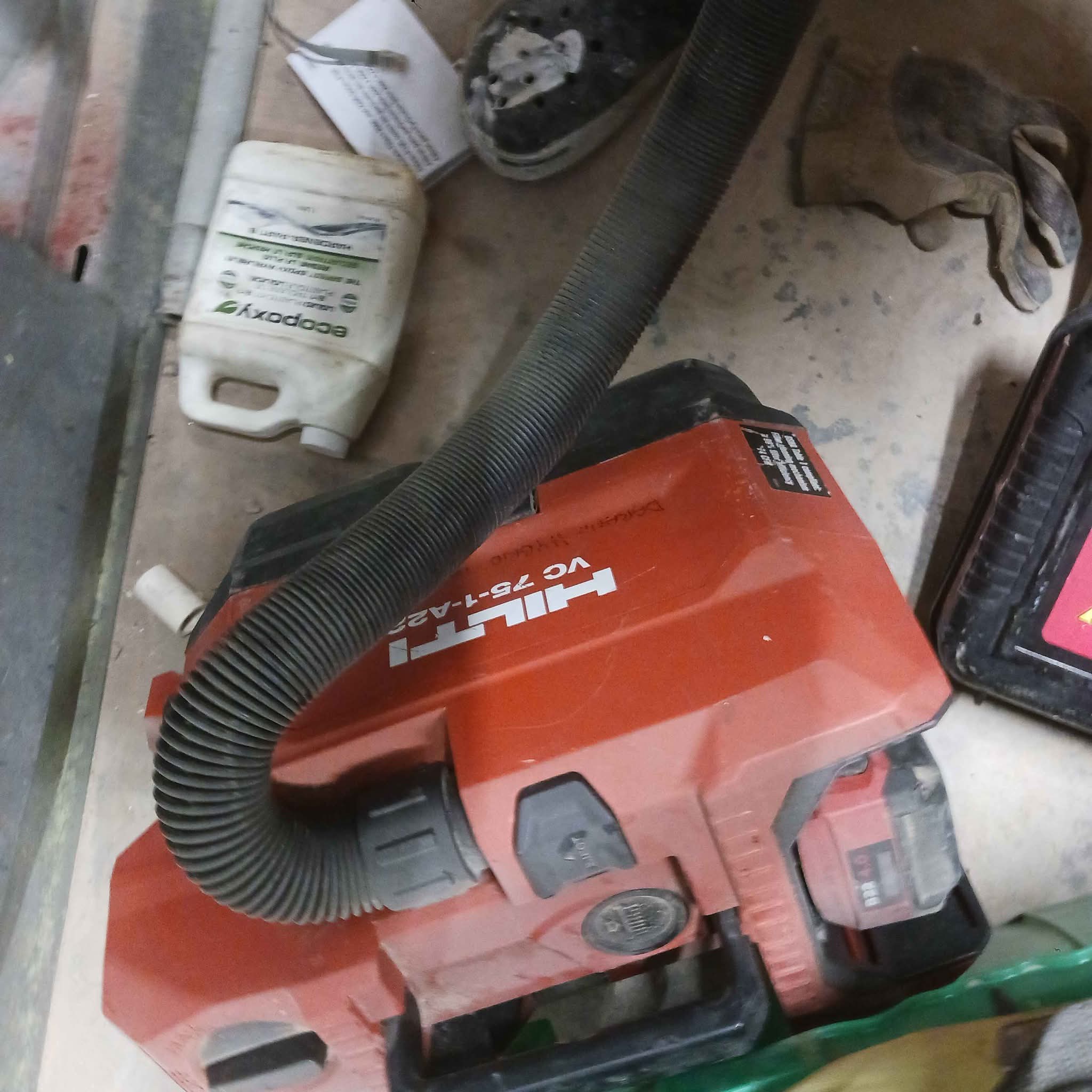 Construction vacum comes with 2 batteries and charger Hilti vc 75 