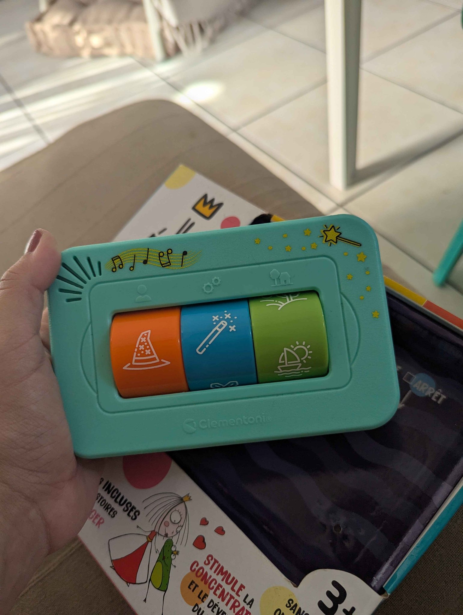 Clementoni - Conteur D'histoires Interactif - 64 Combinaisons De Contes - Écouteurs Fournis - Dès 3 Ans - Contenu Téléchargeable