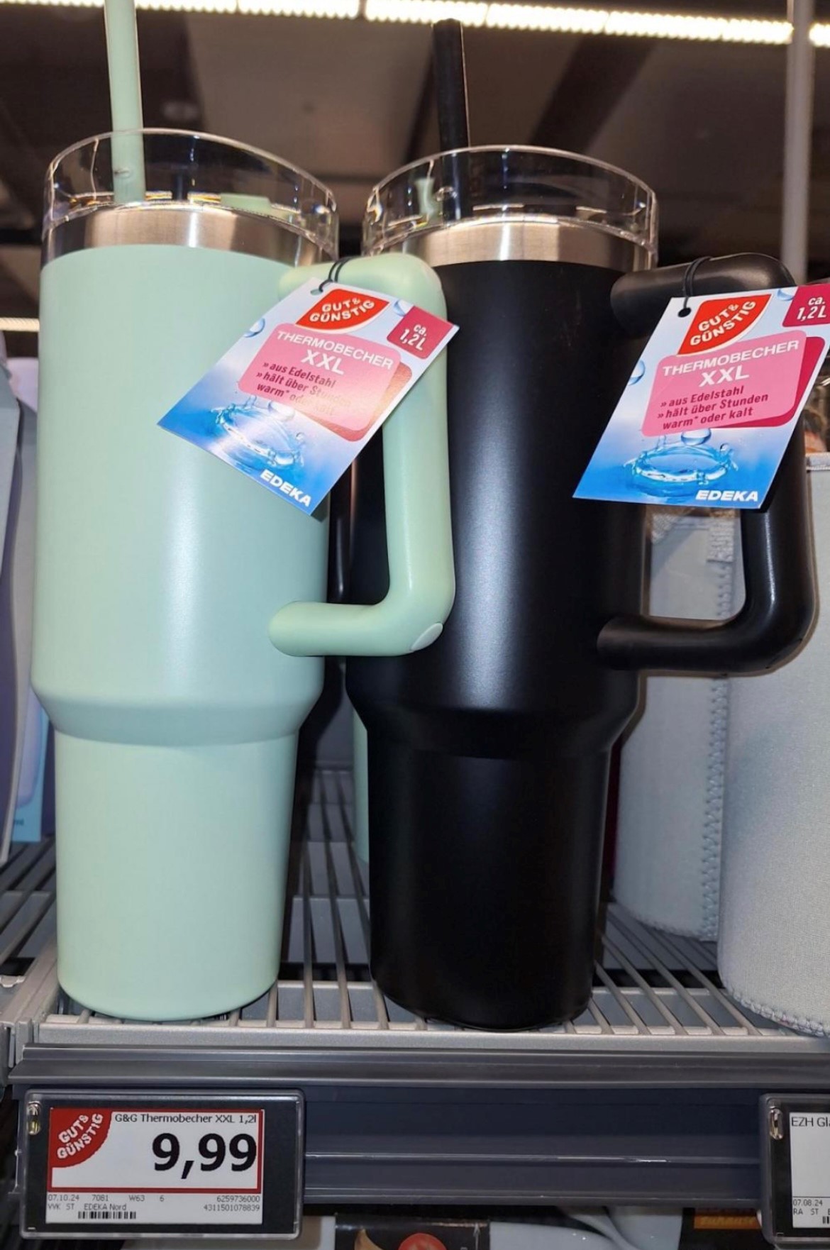 Wichtige Info an alle Kaffee-& Tee-Liebhaber! ☕🫖😋Ab sofort gibt es bei uns in BAD SCHWARTAU, DÄNISCHBURG und SANDESNEBEN den XXL-Thermobecher. Über 1l eures Lieblingsgetränk hält sich darin über viele Stunden warm aber