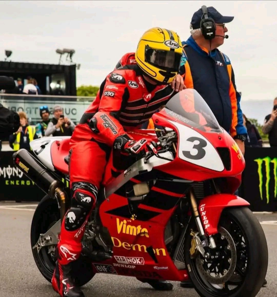 Michael Dunlop's tribute to Joey Dunlop's 2000 TT-winning Honda SP1