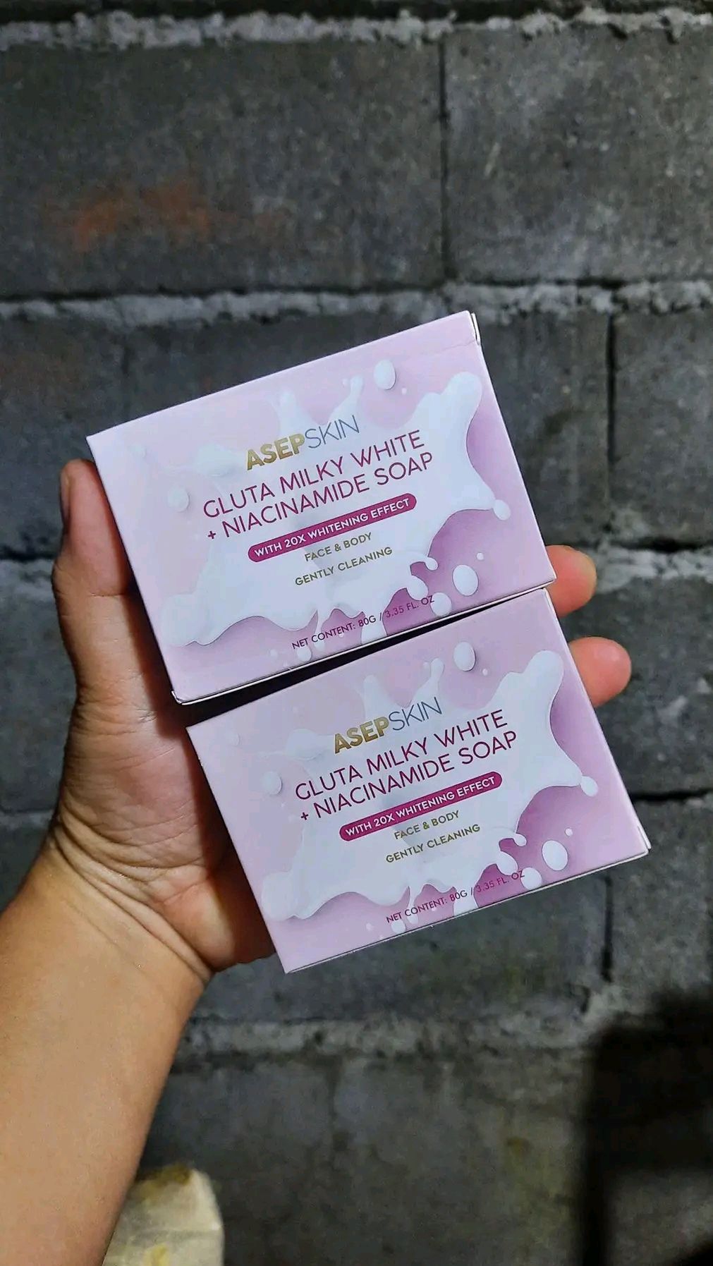 niacinamide with glutathione soap Discover the benefits of Kawaii Soap!  Alam mo ba bestie na ang Niacinamide ay nakakatulong sa pagpapa-minimize ng pores at pagpapataas ng hydration sa skin mo? Nakakatulong din ASEP SKIN GLUTA MILKY WHITE