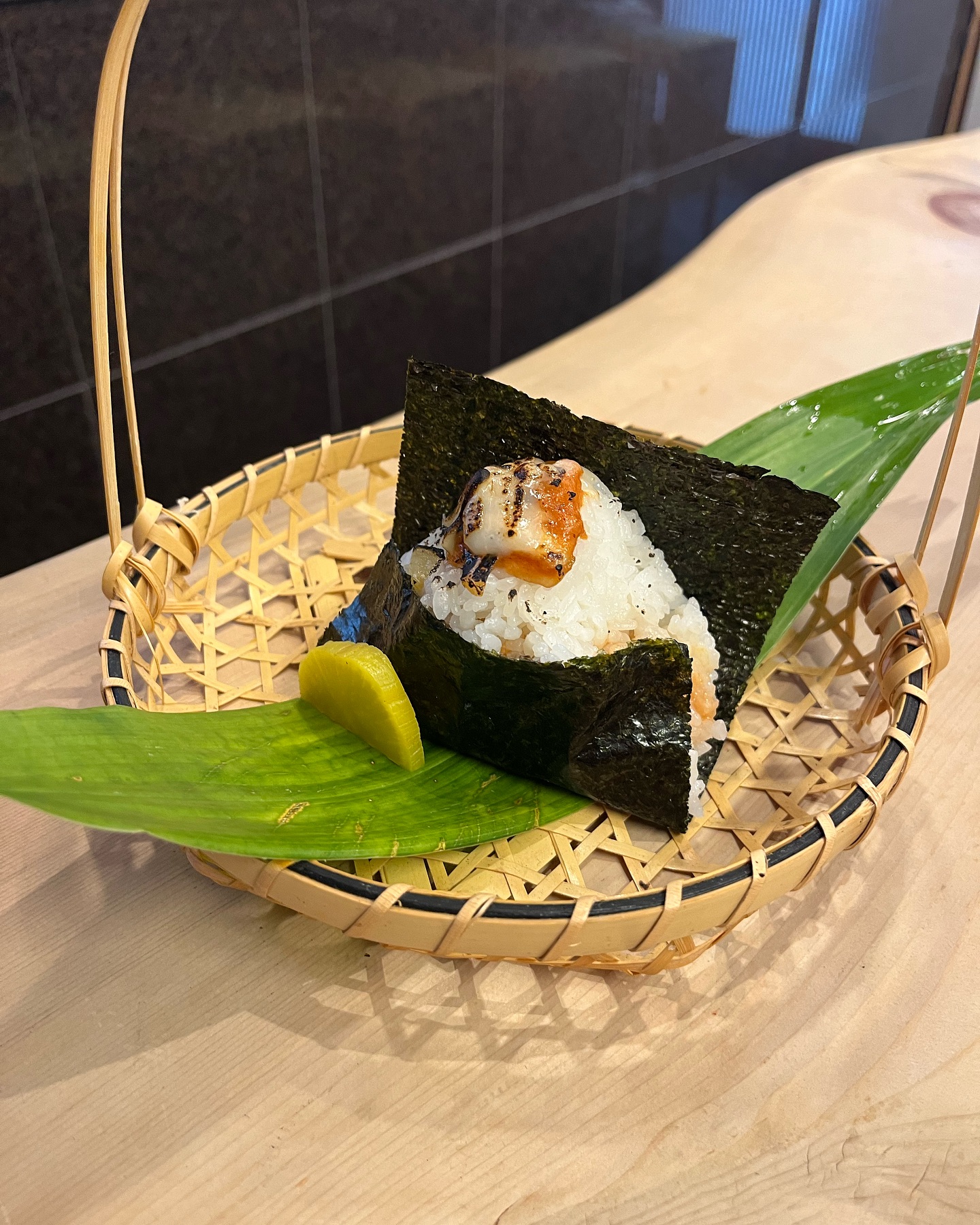 ピザむすび🍙🍕 店長新作のおむすびです🍕 周りがご飯なのでピザの