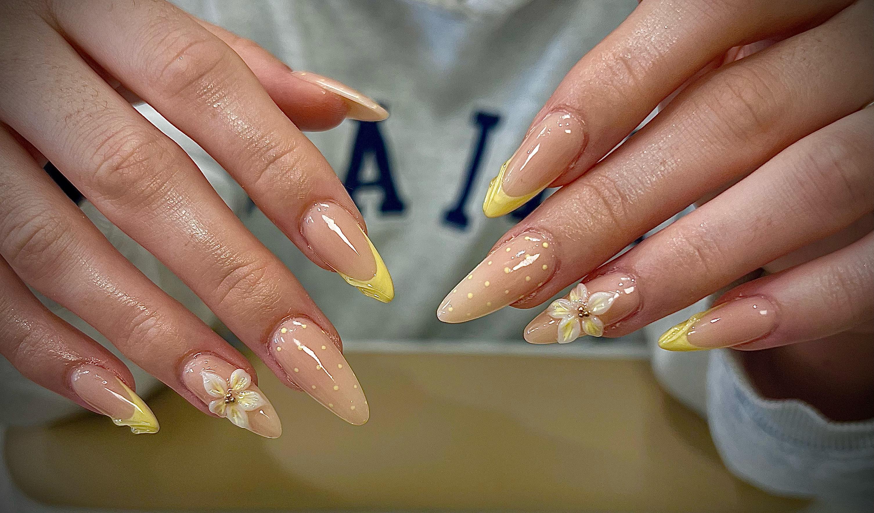 🍋 Soft yellow tips & delicate florals — the perfect little touch