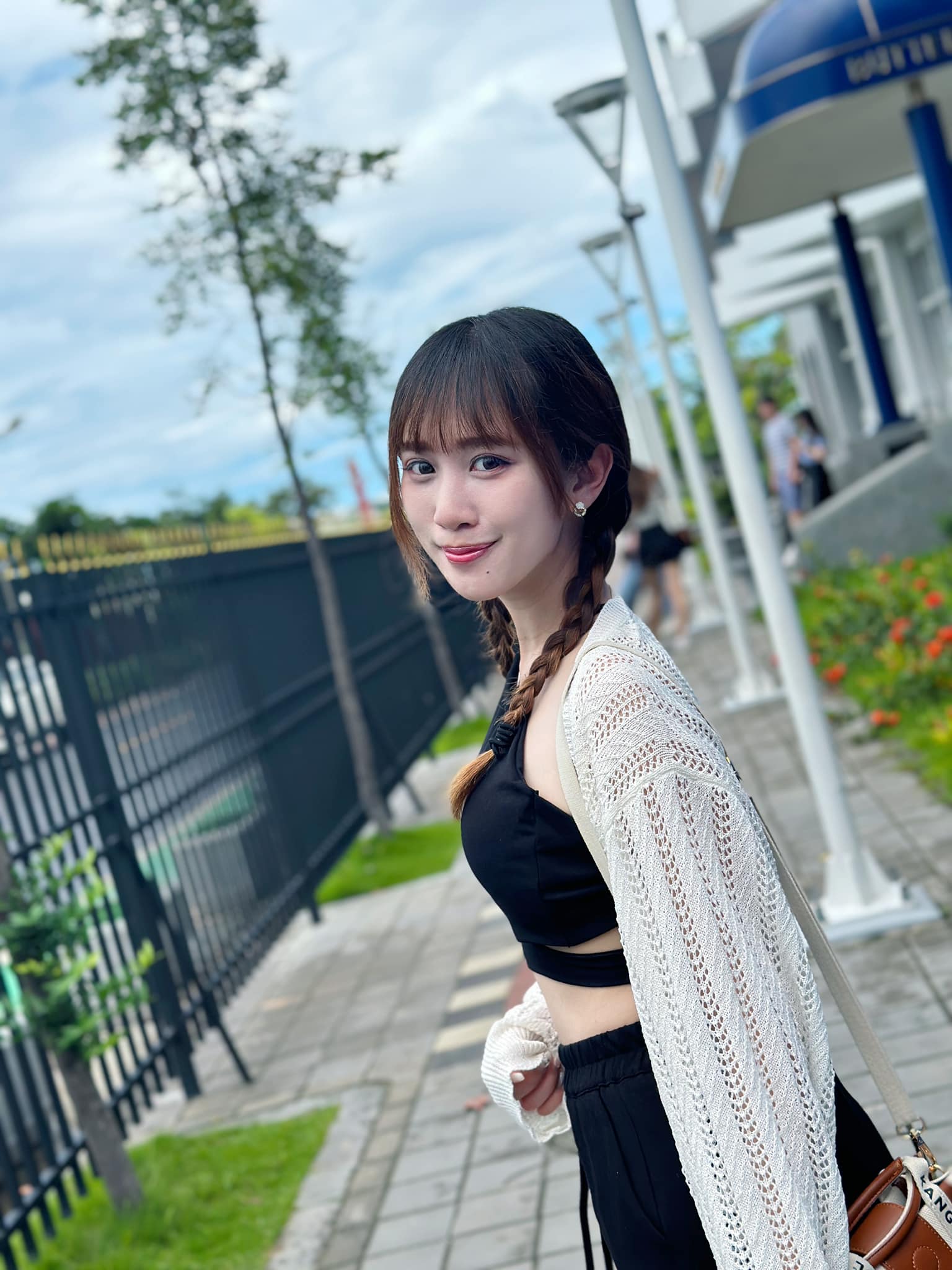 黃恩琳 - 剛剛跳出快訊說「下週更熱」！ 🥵🥵🥵 大家要好好防曬、多喝水喲～ 我先躲進冷氣房啦💙💙 #夏天 #天氣 #熱 | Facebook