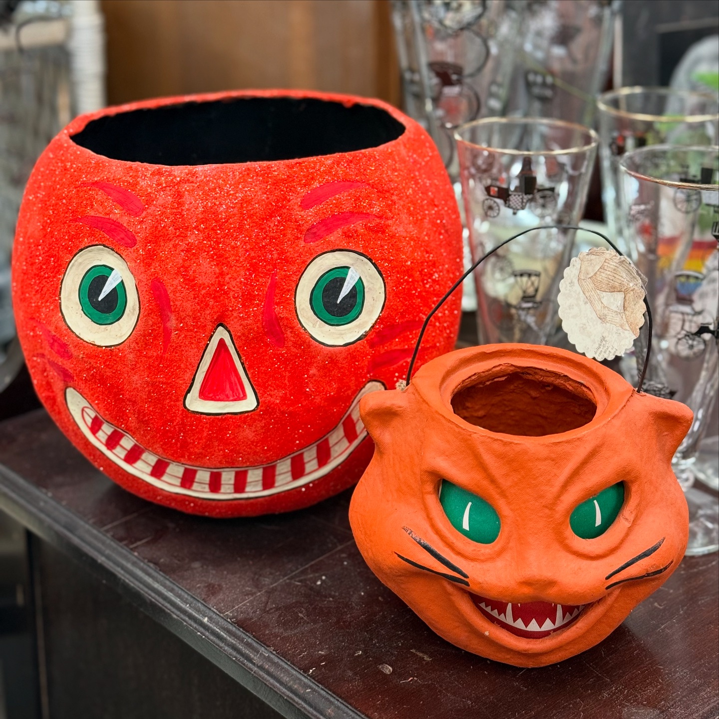 🎃🍂 Spooky season is upon us! There is something special about