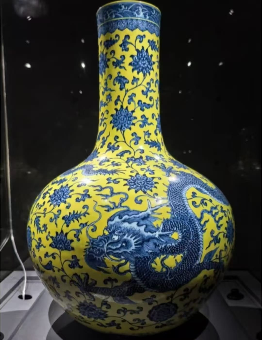 清乾隆•黄地青花龙纹天球瓶（龙美术馆） ✓60.8厘米高✓2018年刘益谦