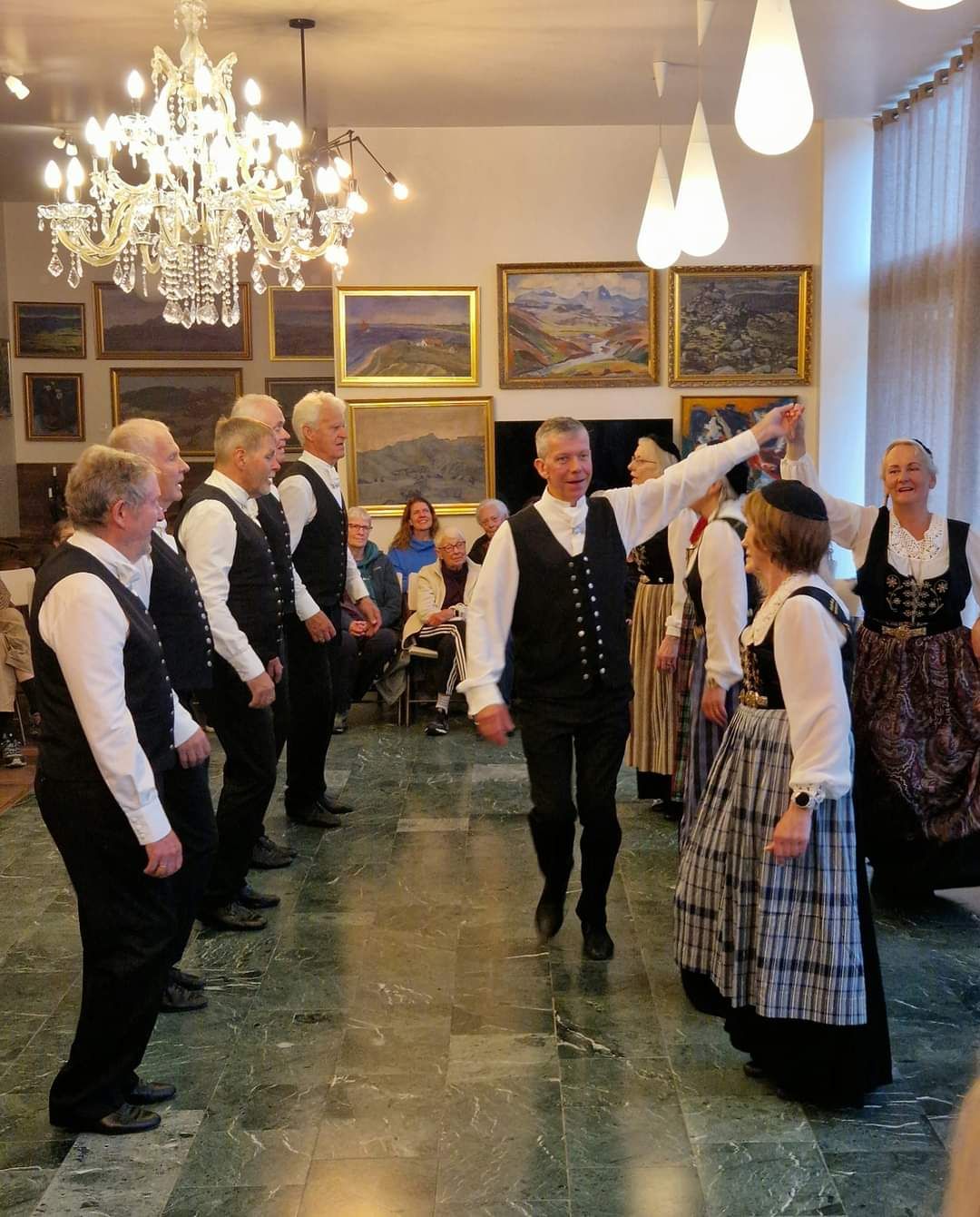Sýnt í fallegum sal í... - Danshópurinn Sporið - þjóðdansar | Facebook