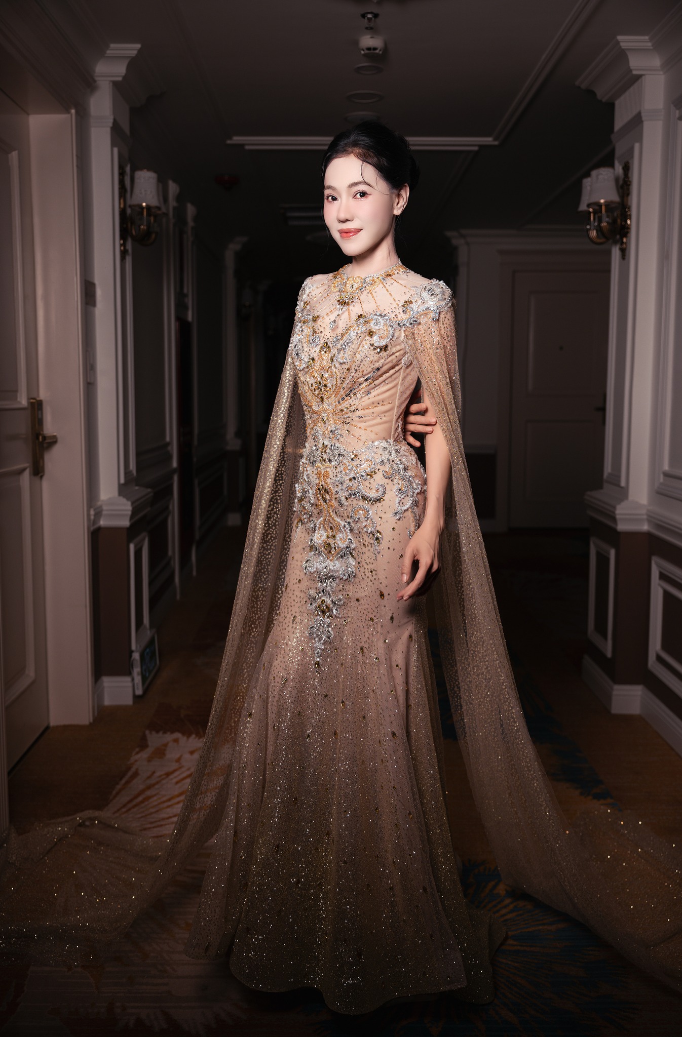 elsa gold dress 𝐂𝐔𝐒𝐓𝐎𝐌-𝐌𝐀𝐃𝐄 𝐄𝐋𝐒𝐀 𝐖𝐄𝐃𝐃𝐈𝐍𝐆 𝐃𝐑𝐄𝐒𝐒 𝐅𝐎𝐑 𝐌𝐒. 𝐃𝐔𝐍𝐆 𝑇ℎ𝑒 𝐶𝑜𝑢𝑡𝑢𝑟𝑒 𝑀𝑜𝑚𝑒𝑛𝑡✨ Ms. Dung embodies grace, confidence, and timeless elegance in an exclusive creation by wrapped
