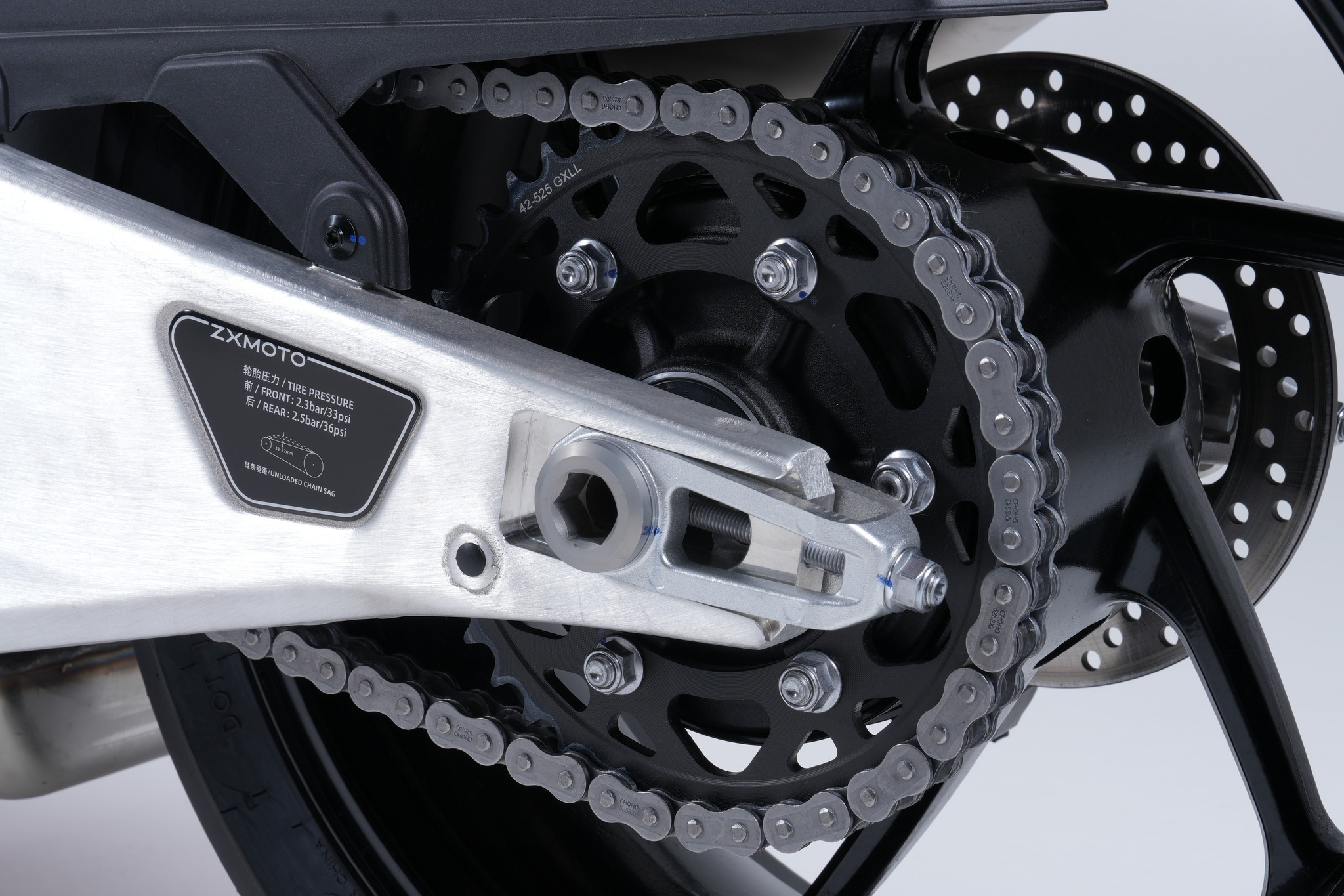 PRO AS IT LOOKS, AGILE AS IT RIDES The 820RR features an