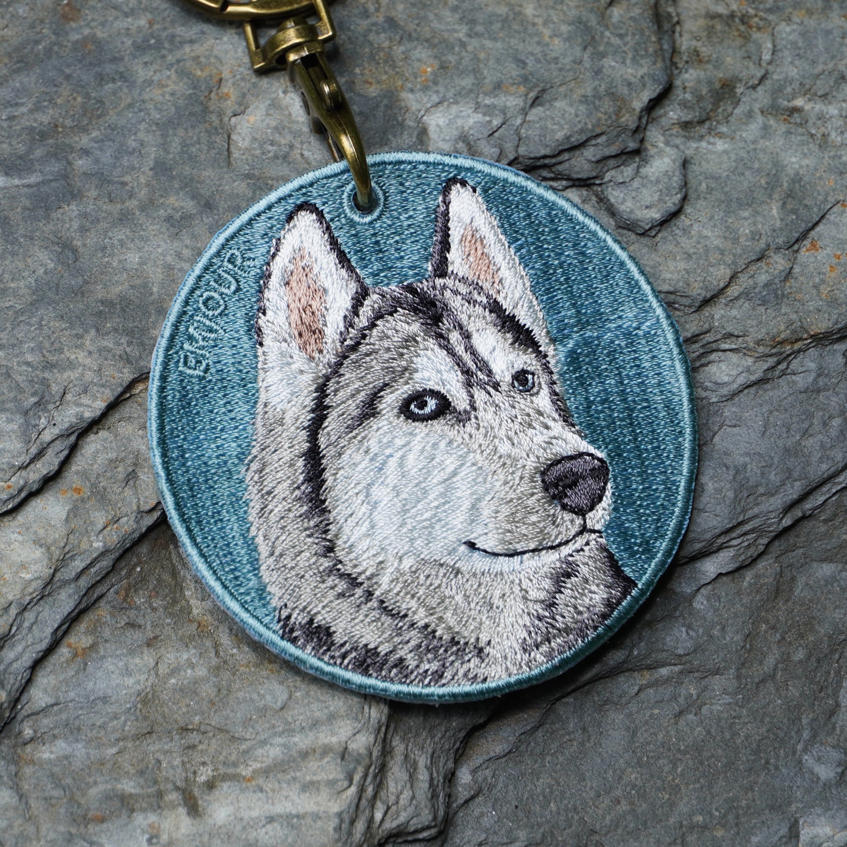 Emjour - #シベリアンハスキー の #刺繍キーホルダー 