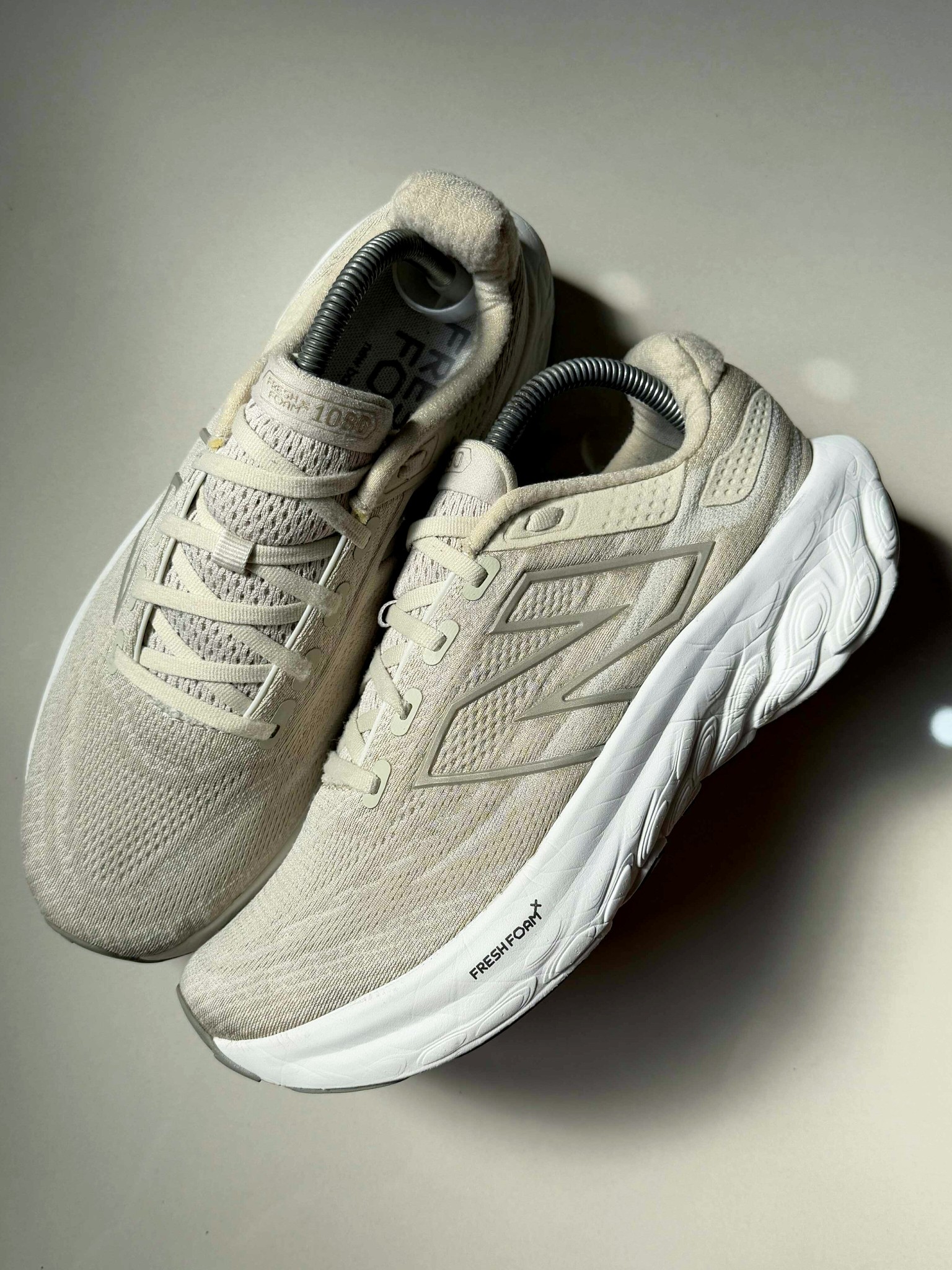 NEW BALANCE FRESH FOAM BEIGE WHITE SIZE 8.5 US MENS 42 EUR | 26.5 