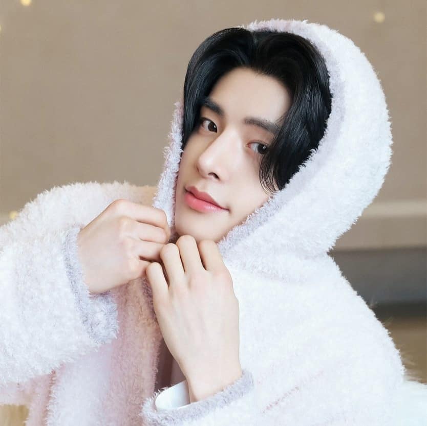 ENHYPEN PEACH JOHN ジョンウォン チェキ enhypen peach john photo sketch, they look so cuddly 🤍