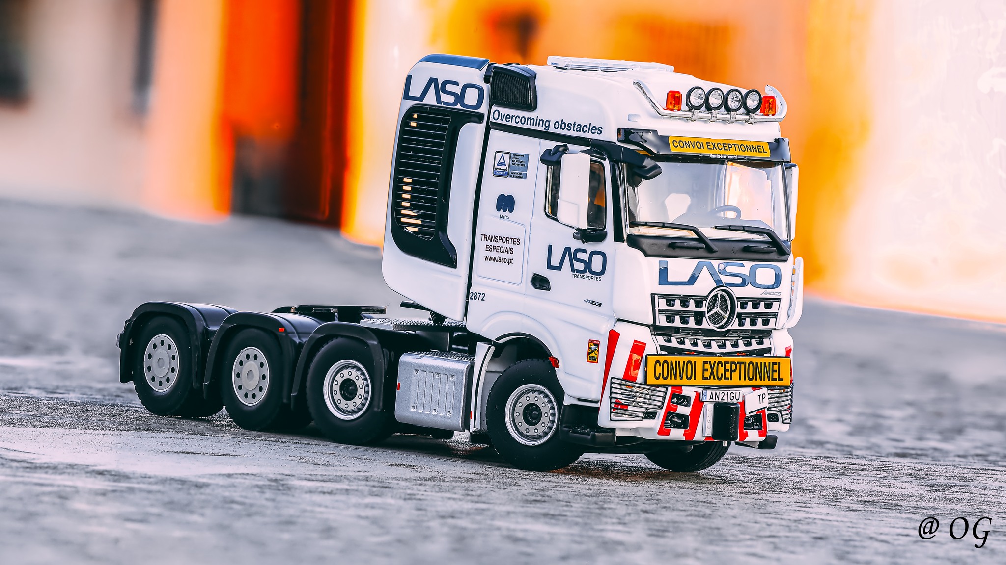 WSI 1/50 Mercedes-Benz MP4 AROCS SLT BIGSPACE 8X4 MEGA WINDMILL