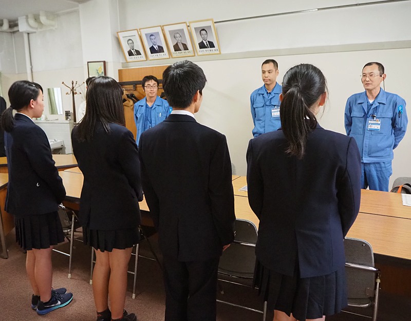 新横浜新聞（しんよこ新聞） - 港北土木事務所の加藤日出美副所長（最右）から、港北高校書道部の4人に、感謝状と記念の文鎮が手渡された（写真 ...