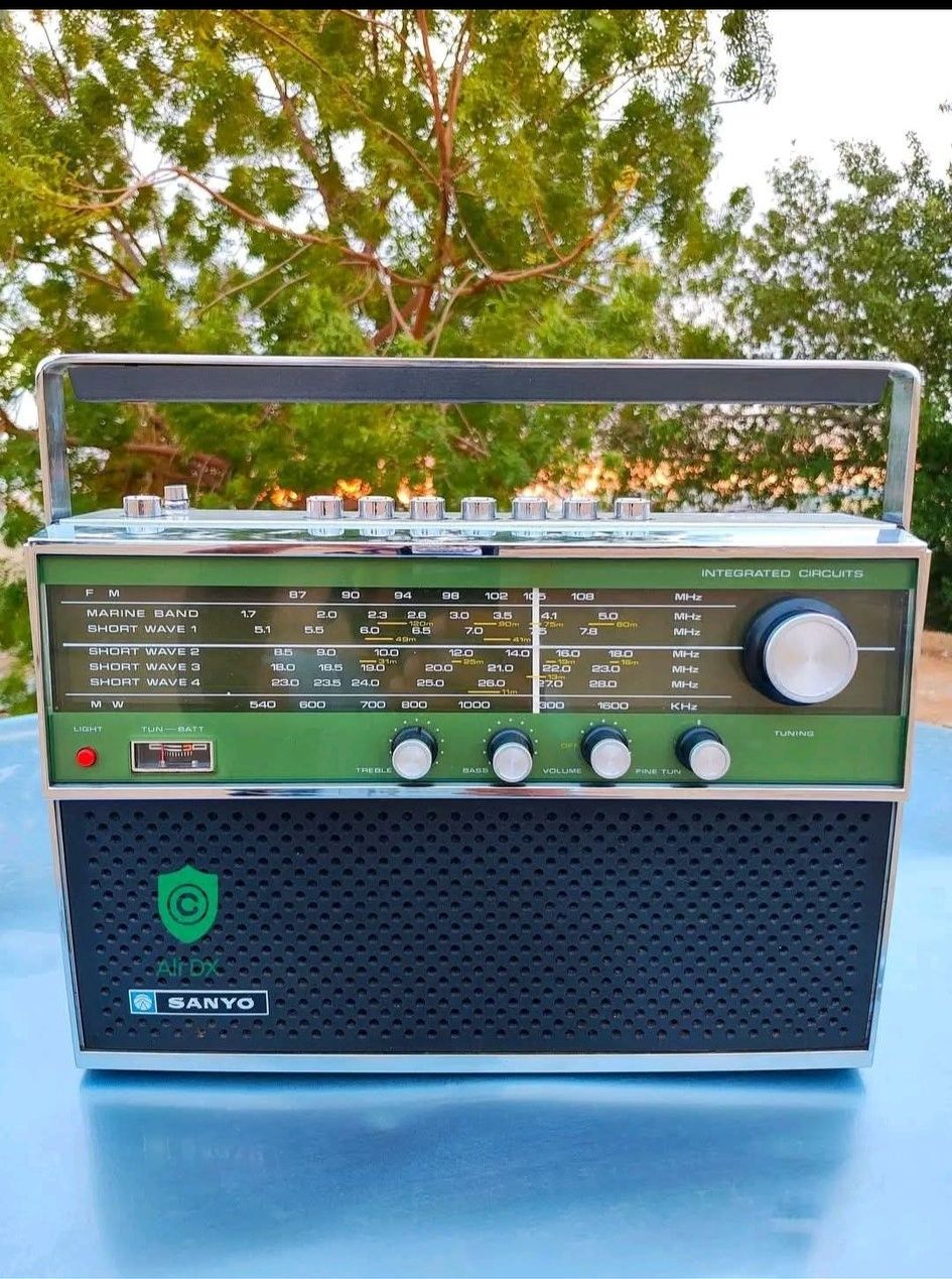 Vintage Sanyo 16HA-860 shortwave radio from 1967