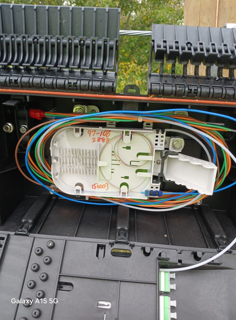 Fiber optic splicing and ODF installation for high-performance