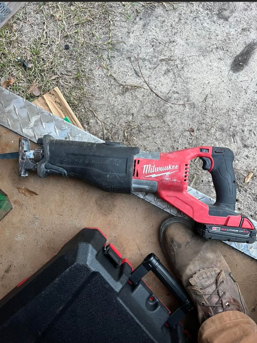 milwaukee cordless reciprocating saw 2420-20 dont run but flashlight blinks 2520-20 M12 FUEL Hackzall allowing for superior control and versatility in tight spaces Milwaukee 2534-21-48-11-2420 M12 FUEL 12V