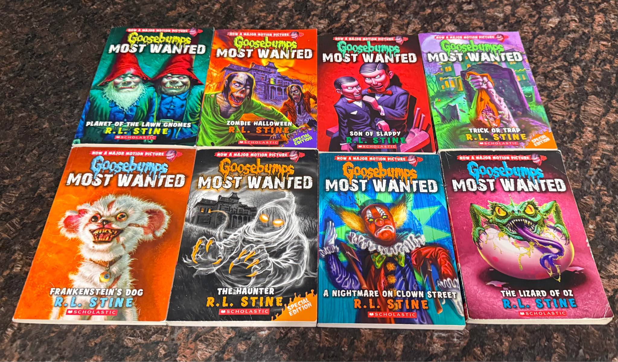 Huge lot of 30 R.L. Stone Goosebumps paperback books (1 hardback) in ...