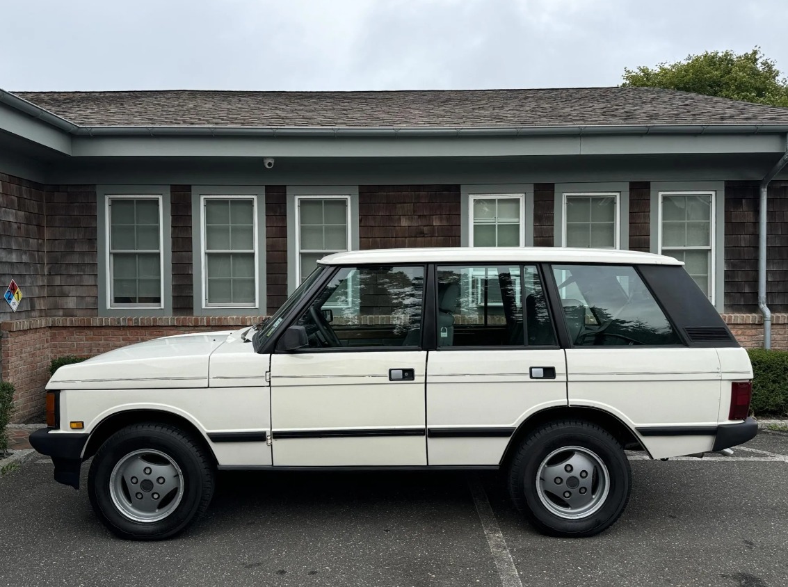 🚗💨 British style, adventure at heart! The 1982 Range Rover 3.5