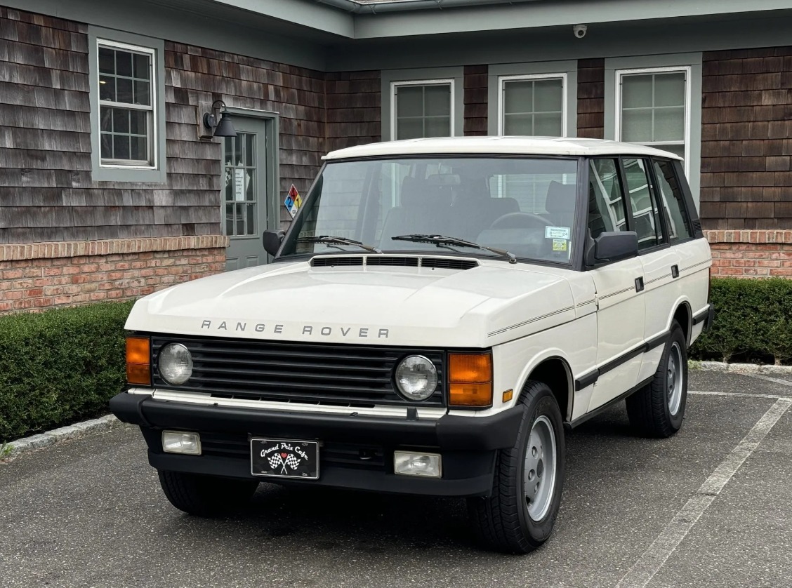 🚗💨 British style, adventure at heart! The 1982 Range Rover 3.5