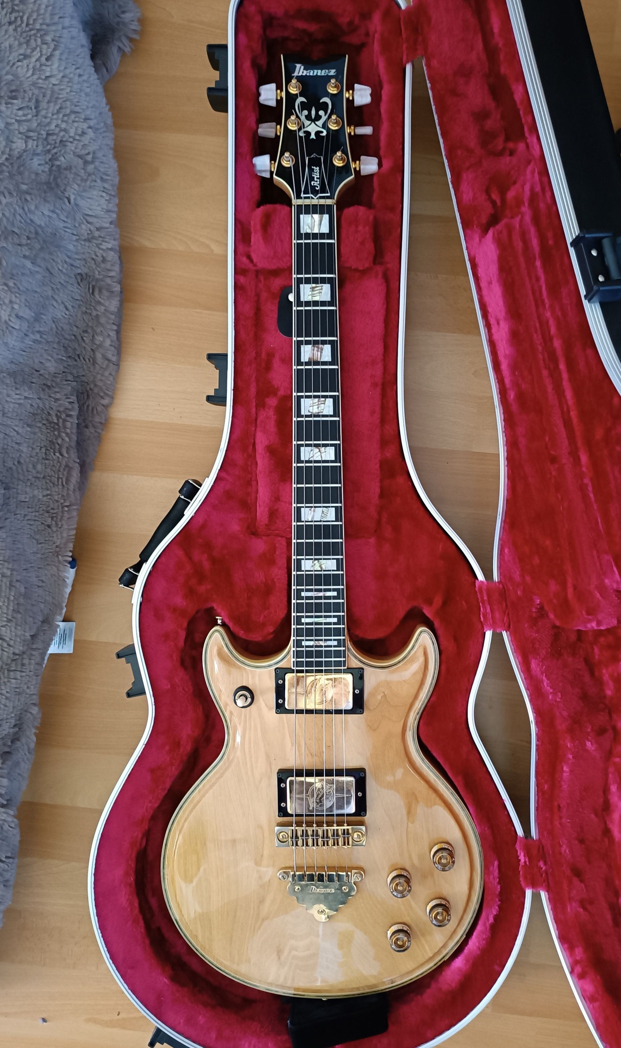 東海楽器のCat's Eyes CE-1200（1975）です。 当時、東海楽器は
